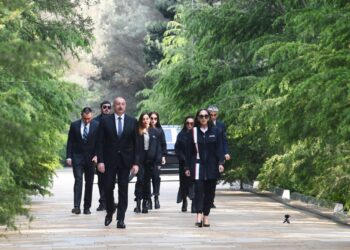 Prezident İlham Əliyev, birinci xanım Mehriban Əliyeva və ailə üzvləri Ulu Öndər Heydər Əliyevin Fəxri xiyabanda məzarını ziyarət ediblər
