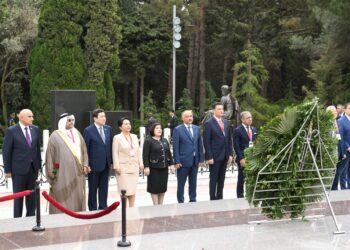 Milli Məclisin xüsusi iclasında iştirak edən xarici ölkə parlamentariləri Fəxri xiyabanda Ulu Öndərin xatirəsini anıblar