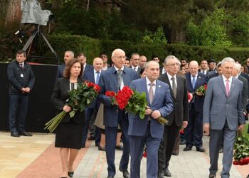 YAP-ın nümayəndələri ulu öndər Heydər Əliyevin məzarını ziyarət ediblər