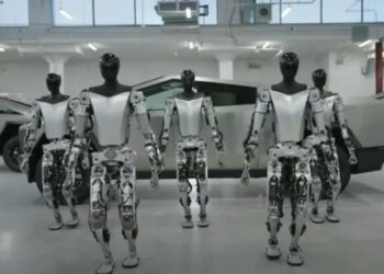 İlon Maskın pilotsuz robotu “Tesla Bot” artıq gəzə bilir (VİDEO)