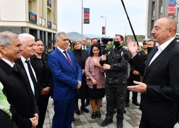 Prezident Füzuliyə köçən sakinlərlə görüşdü – Fotolar