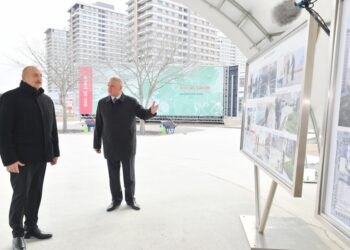 Prezident Bakı Ağ Şəhərin Mərkəzi Park Kvartalında tikinti, abadlıq işləri və Ofis binasında yaradılan şərait ilə tanış olub