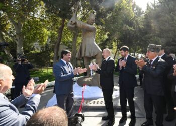 Aşıq Ələsgər bu sənətin ən uca zirvəsində duran simalardan biridir