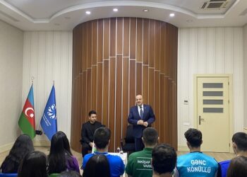 Deputat Asif Əsgərov könüllülərlə görüşüb