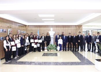 “İlin gənc müəllimi” mükafatlandırıldı – FOTOLAR