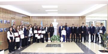 “İlin gənc müəllimi” mükafatlandırıldı – FOTOLAR