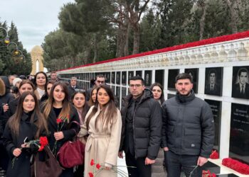 “Loqos” Psixoloji və Nitq Mərkəzinin kollektivi Şəhidlər Xiyabanını ziyarət edib – Fotolar